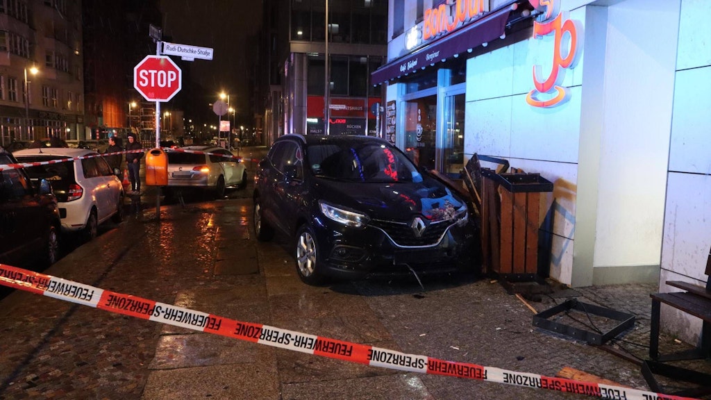 Der Renault wurde durch den Unfall auf den Gehweg geschleudert.