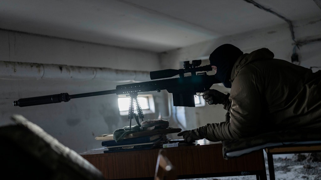 Ein ukrainischer Scharfschütze im Kampf gegen russische Truppen.