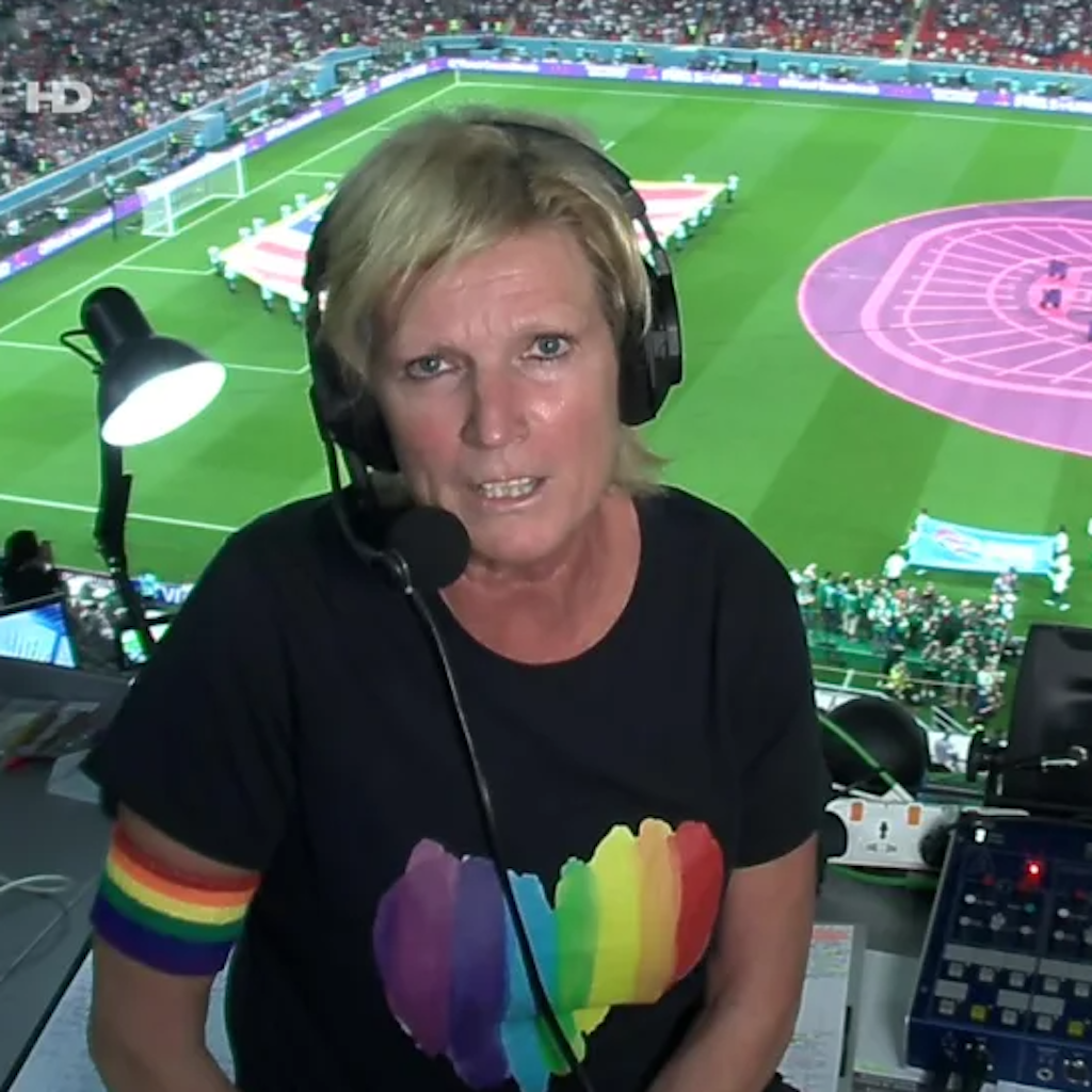 ZDF-Reporterin Claudia Neumann präsentierte sich vor der Kamera mit Shirt und Kapitänsbinde in Regenbogenfarben.