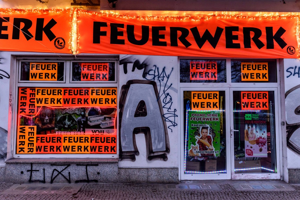 In Berlin gibt es auch immer wieder spezielle Fachgeschäfte, in denen Feuerwerkskörper verkauft werden.