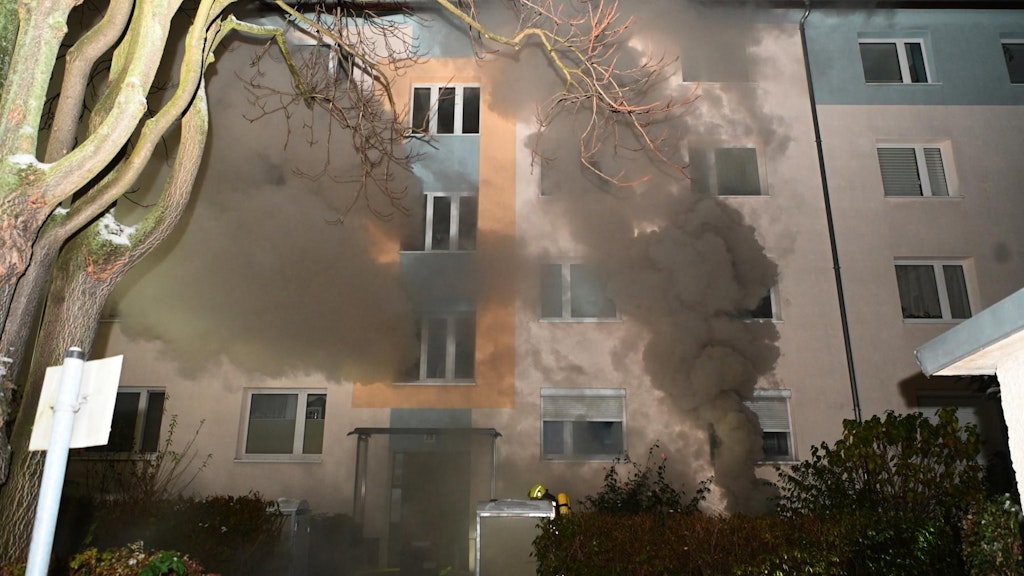 Bei einem Kellerbrand in Mitte wurde eine Frau verletzt.