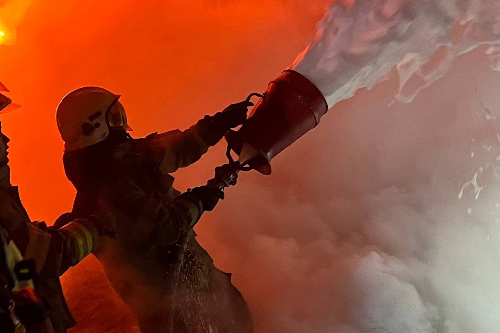 Ukrainische Feuerwehrleute löschen nach einem Raketenangriff einen Brand einer Elektrizitätsanlage bei Kiew mit Schaum.
