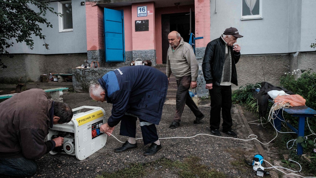 Seit Monaten behelfen sich Ukrainer mit Generatoren. Hier laden Menschen in Kupiansk Handys und Akku-Lampen.