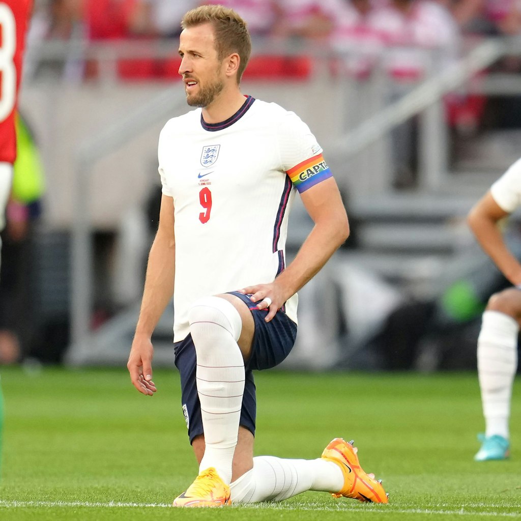 Englands Kapitän Harry Kane setzte schon in der Vergangenheit mit einer Regenbogenfarben-Binde ein Zeichen für Diversität.