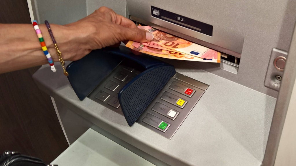 Eigentlich pleite, aber trotzdem Geld abheben? Das geht in vielen Fällen dank Dispo-Kredit.