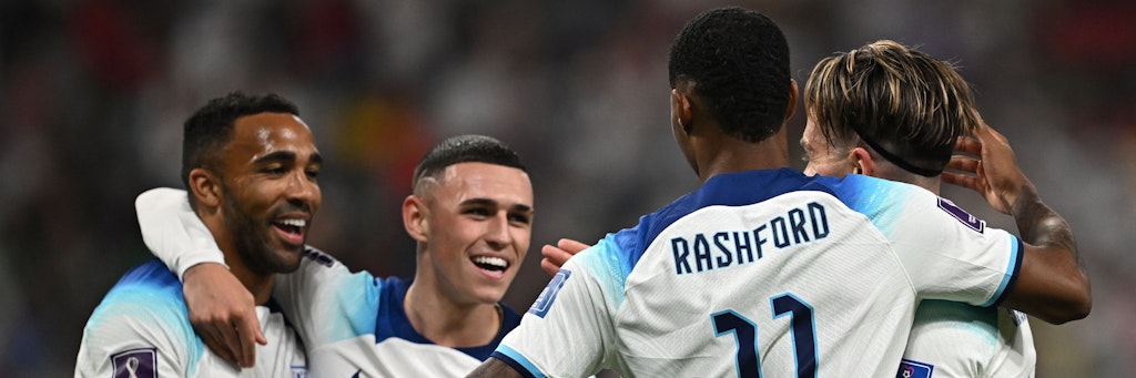 Englands Jack Grealish (r.) feiert mit den Kollegen Kyle Walker (l.), Phil Foden (2. v. l.) und Marcus Rashford, nachdem er das sechste Tor für die Three Lions gemacht hat. 