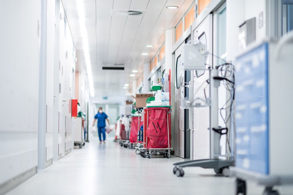Eine Pflegekraft geht auf einer Intensivstation über den Flur. Für Klinikangestellte und Pflegende endet die Impfpflicht Ende des Jahres. 