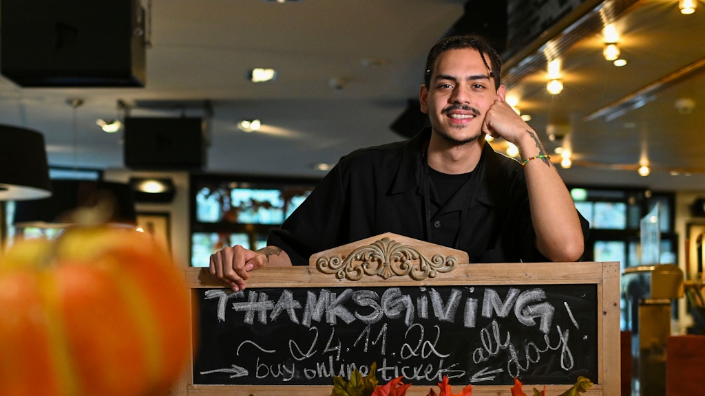 Matthew J. Surita (23) stammt aus New York feiert fern der Heimat Thanksgiving. Der Kellner, der im Hard Rock Café arbeitet, ist einer von über 20.000 Amerikanern, die in Berlin leben.