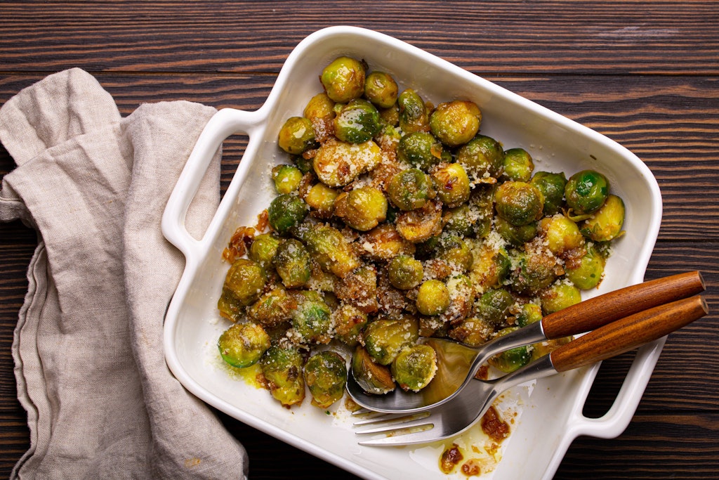 Rosenkohl mit Käse zu überbacken, ist immer eine gute Idee.