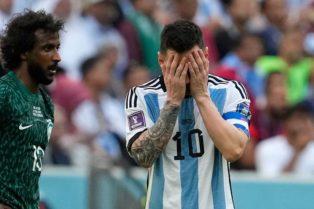 Lionel Messi (r.) kann es nicht fassen. Was für eine Blamage: Argentinien verlor mit 1:2 gegen Saudi-Arabien beim Start in die WM.