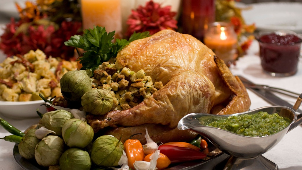 Der gefüllte Truthahn gehört bei Thanksgiving auf jeden Familientisch in den USA und Kanada. Das Tier soll daran erinnern, dass die ersten nordamerikanischen Siedler sich meist von diesem Vogel ernährten.