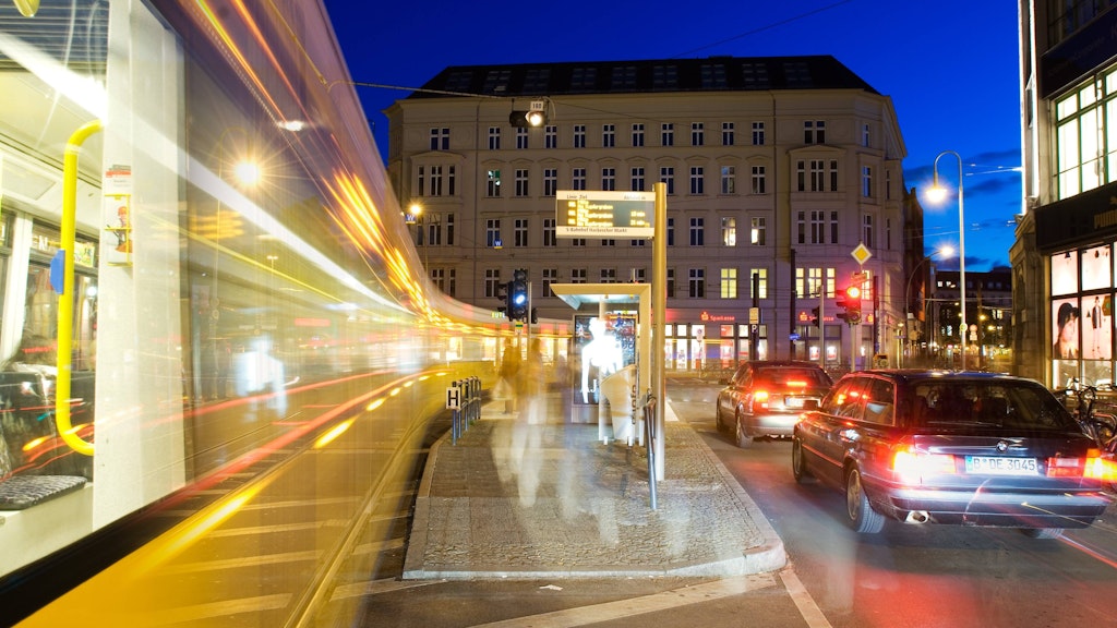 Wenn es in Berlin ein Viertel gibt, das Tag und Nacht belebt ist, das am Hackeschen Markt. 
