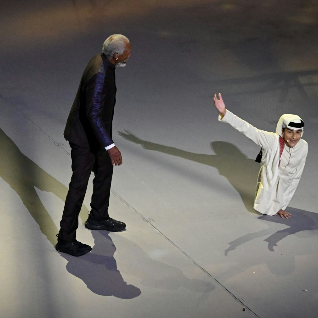 Hollywood-Star Morgan Freeman gemeinsam mit dem Paralympics-Sportler Ghanim Al-Muftah bei der Eröffnungs-Show zur Fußball-Weltmeisterschaft in Katar. 