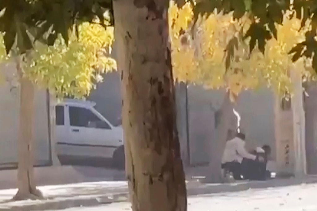 Dieser Video-Ausschnitt soll zeigen, dass ein Mann sich in der kurdisch-iranischen Stadt Dschawanrud um einen Verletzten kümmert.