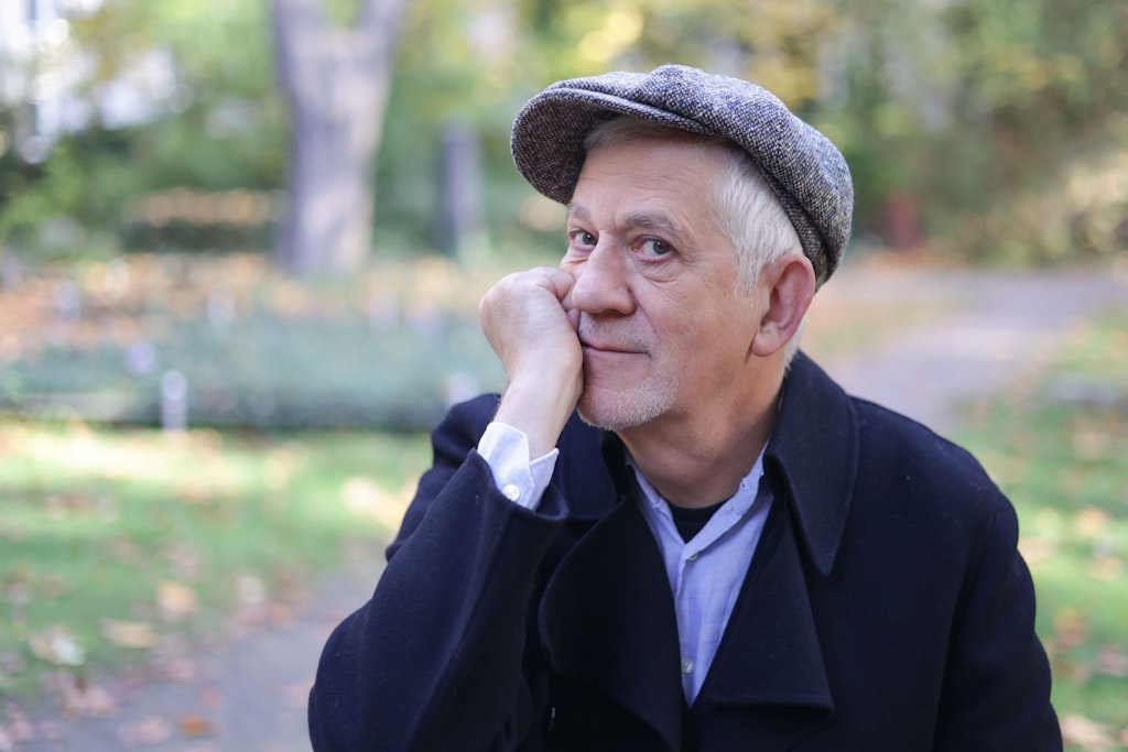 Der Moderator, Schauspieler, Schriftsteller und Regisseur Ilja Richter sitzt bei einem Treffen anlässlich seines 70. Geburtstags in einem Friedhofspark in der Pappelallee. 