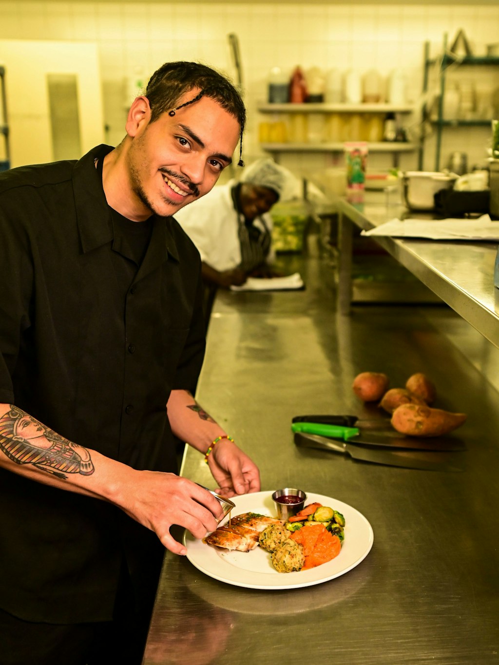 Matthew Surati in der Hard-Rock-Cafè-Küche, hilft beim Zubereiten des Thanksgivings-Menüs. Nach der Arbeit wird er daheim das Fest feiern.