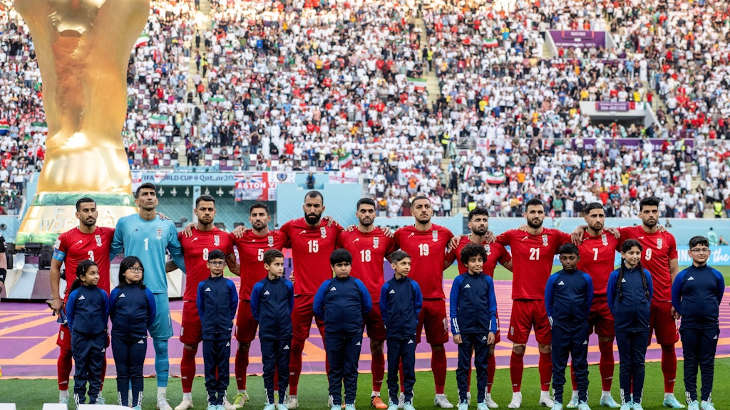 Aus Protest gegen die Unterdrückung daheim sang die iranische Fußballnationalmannschaft am Montag bei der WM in Katar die Nationalhymne nicht mit.