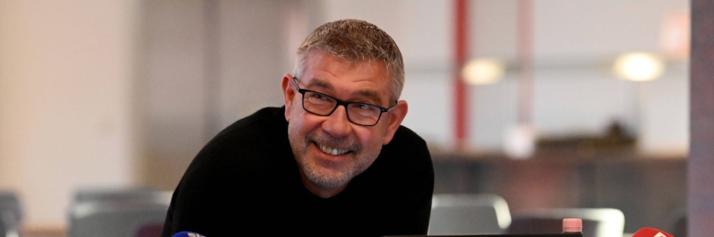 Genießt den wohlverdienten Urlaub – ein blendend gelaunter Urs Fischer, Trainer des 1. FC Union. 