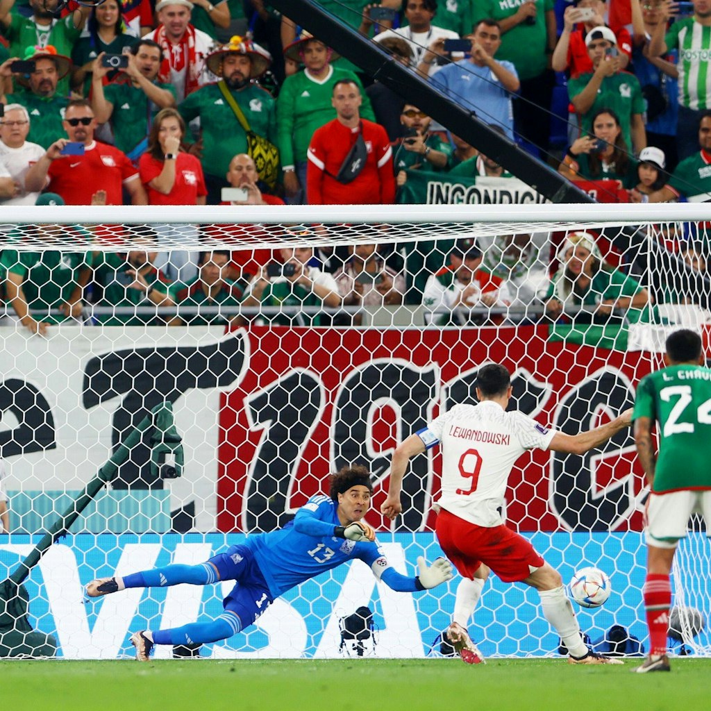In der 58. Minute scheitert Polens Lewandowski beim Strafstoß an Mexikos Keeper Ochoa