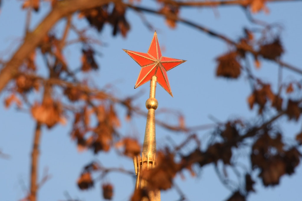 Auf der Alten Messe Leipzig ist die 60 Meter hohe goldene Spitze des denkmalgeschützten Sowjetischen Pavillons zu sehen. 