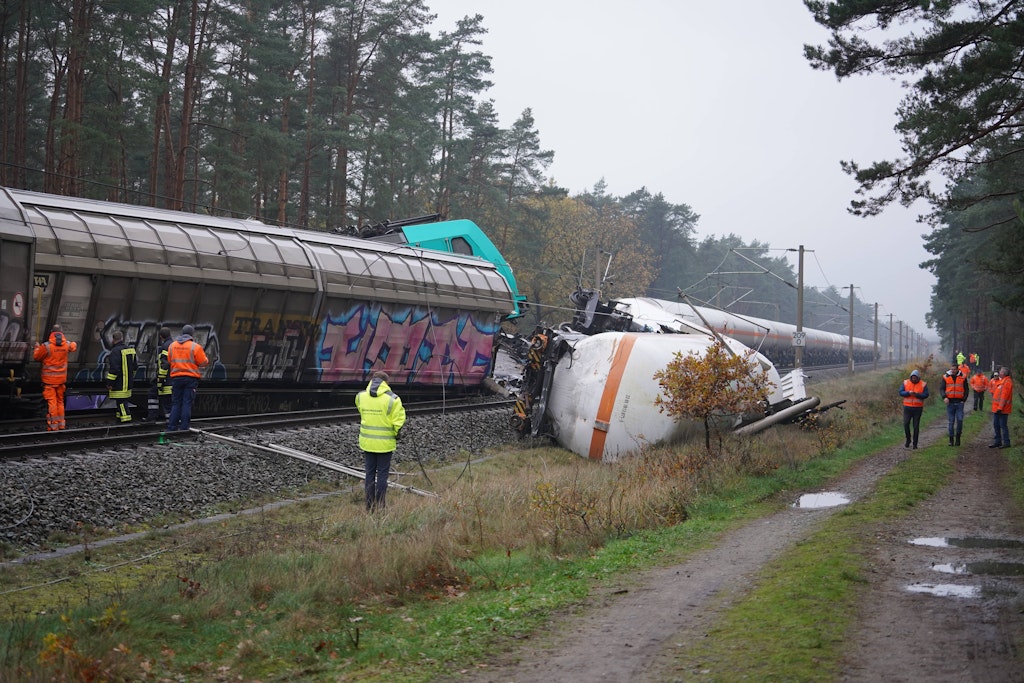 Vier Waggons eines Güterzugs mit Propangas entgleisten.