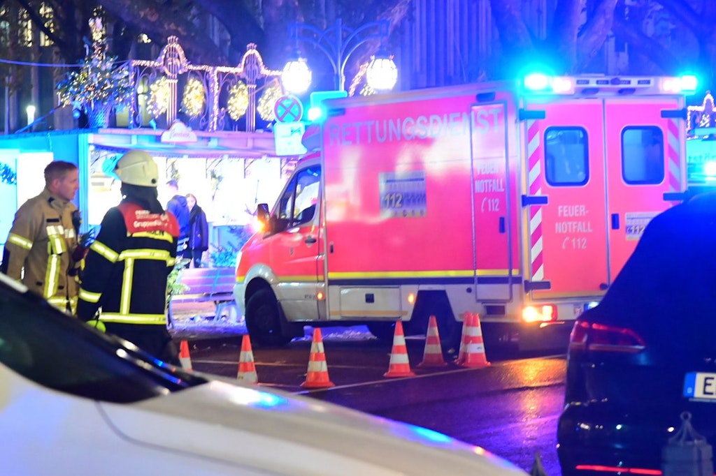 Ein Krankenwagen steht an der Königsallee. Auf der Düsseldorfer Einkaufsmeile hat es unweit des Weihnachtsmarktes einen Autounfall mit zwei Schwerverletzten gegeben.