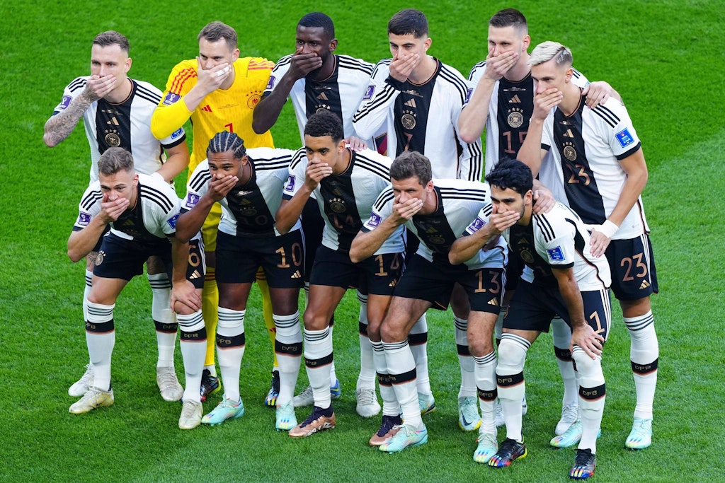 Stiller Protest gegen die Fifa: Nach dem Streit und dem Verbot der One-Love-Binde hielten sich die DFB-Stars vor dem Spiel gegen Japan den Mund zu. 