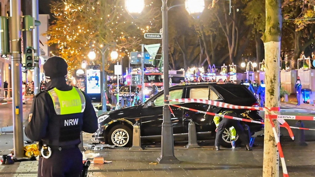 Flatterband sichert die Unfallstelle rund um ein Auto auf der Königsallee. Ein 84-Jähriger habe am frühen Dienstagabend die Kontrolle über sein Auto verloren und sei dann in parkende E-Scooter gefahren.