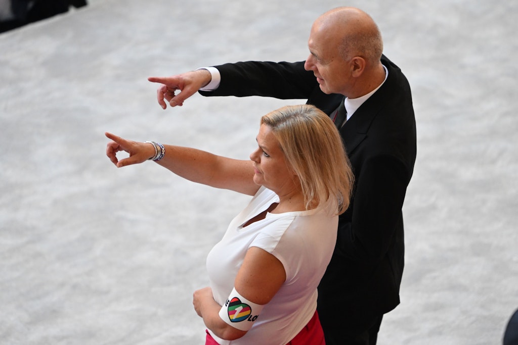 Bundesinnenministerin Nancy Faeser trug die von der Fifa bei der WM verbotene One-Love-Binde demonstrativ auf der Tribüne.