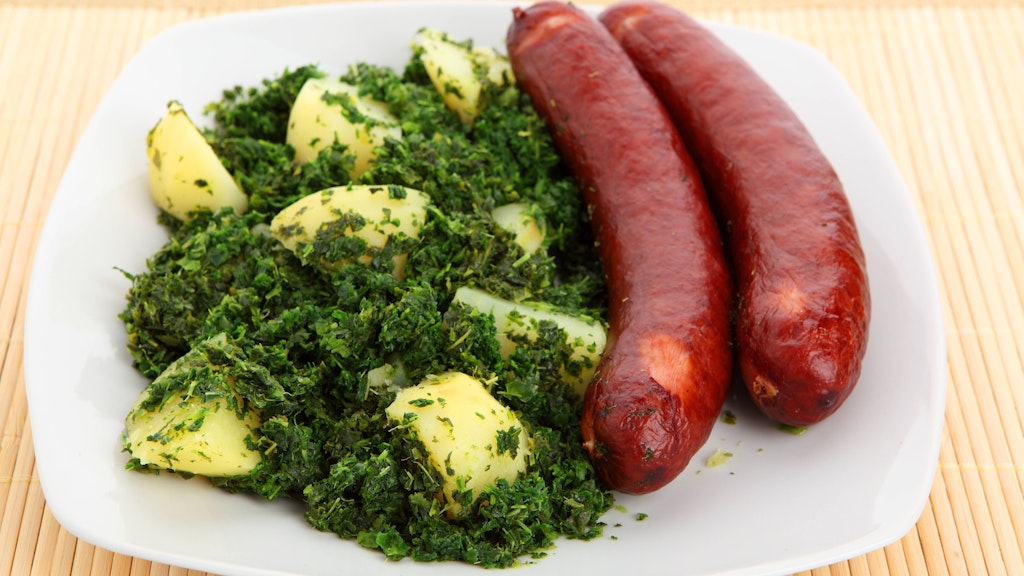 Normalerweise kommt Grünkohl mit Würsten daher, in diesem Rezept werden diese durch aromatischen Räuchertofu ersetzt.