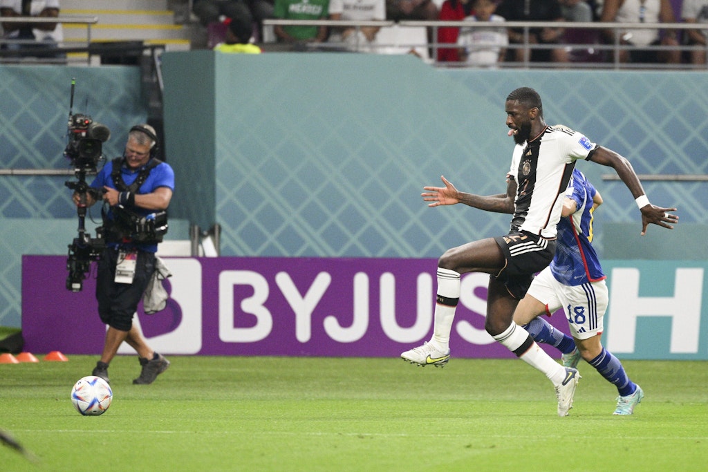 Knie hoch, Zunge raus: Antonio Rüdiger zeigte gegen Japan mehrfach, wie man bei einer WM nicht spielt.