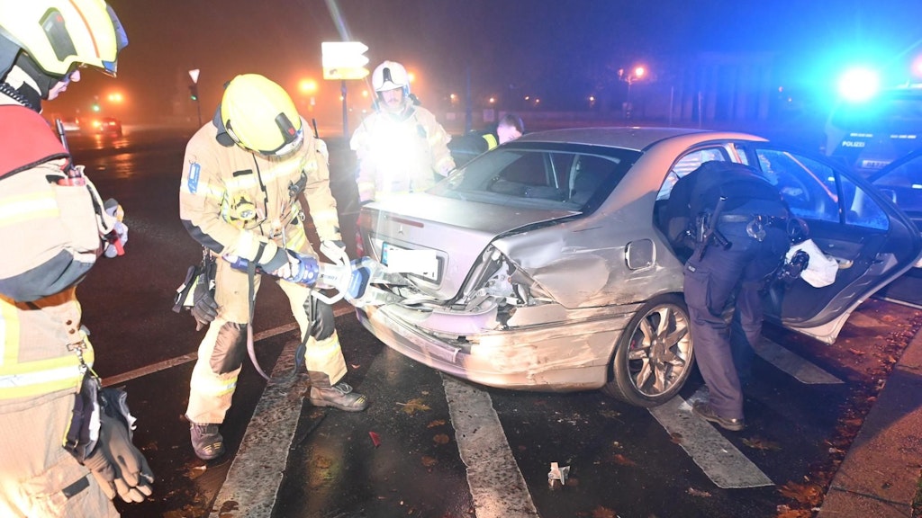 Nach der Verfolgungsjagd öffnet die Feuerwehr den Fluchtwagen zur Durchsuchung.