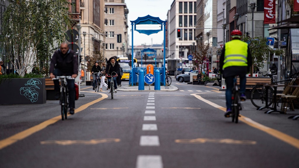 Zeitweise standen Bäume in Kübeln auf der Straße, die besonders gern von Radfahrern genutzt wurde. 