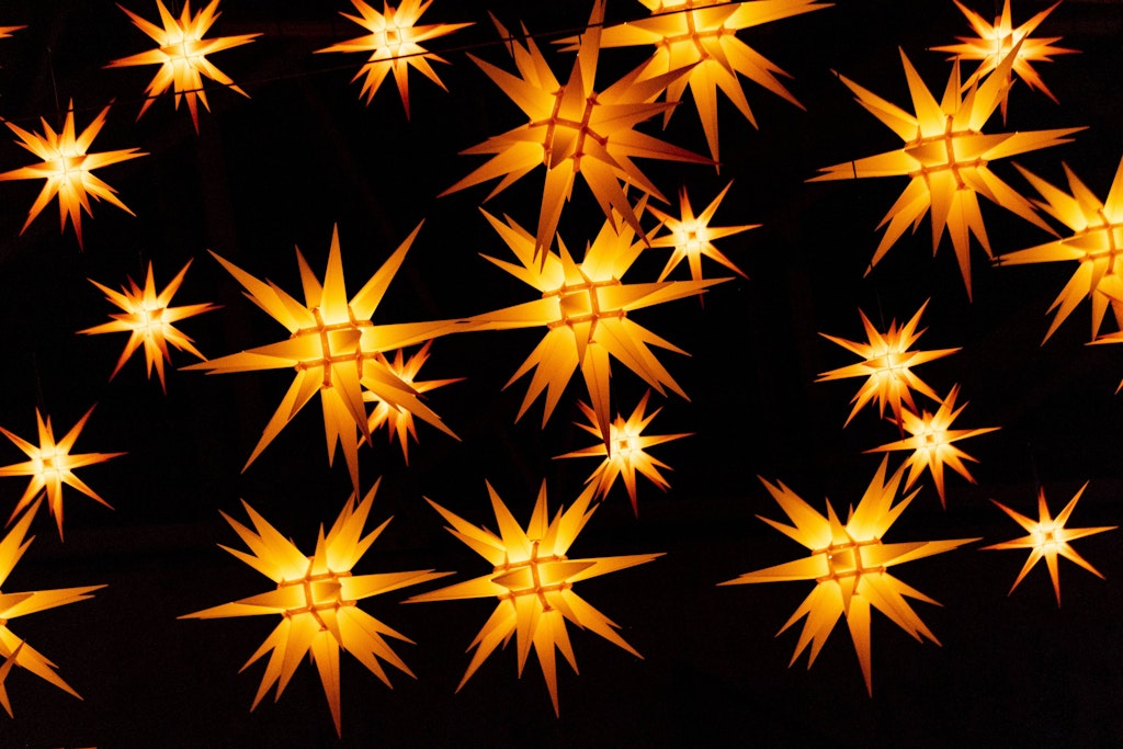 Die Sterne hängen in der Weihnachtszeit in ganz Deutschland.