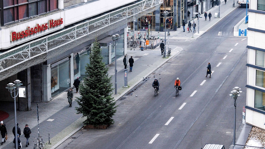 Nur vor dem Russischen Haus steht noch etwas auf der Fahrbahn. Seit Mittwoch ist die Friedrichstraße wieder regulär für Autos befahrbar.