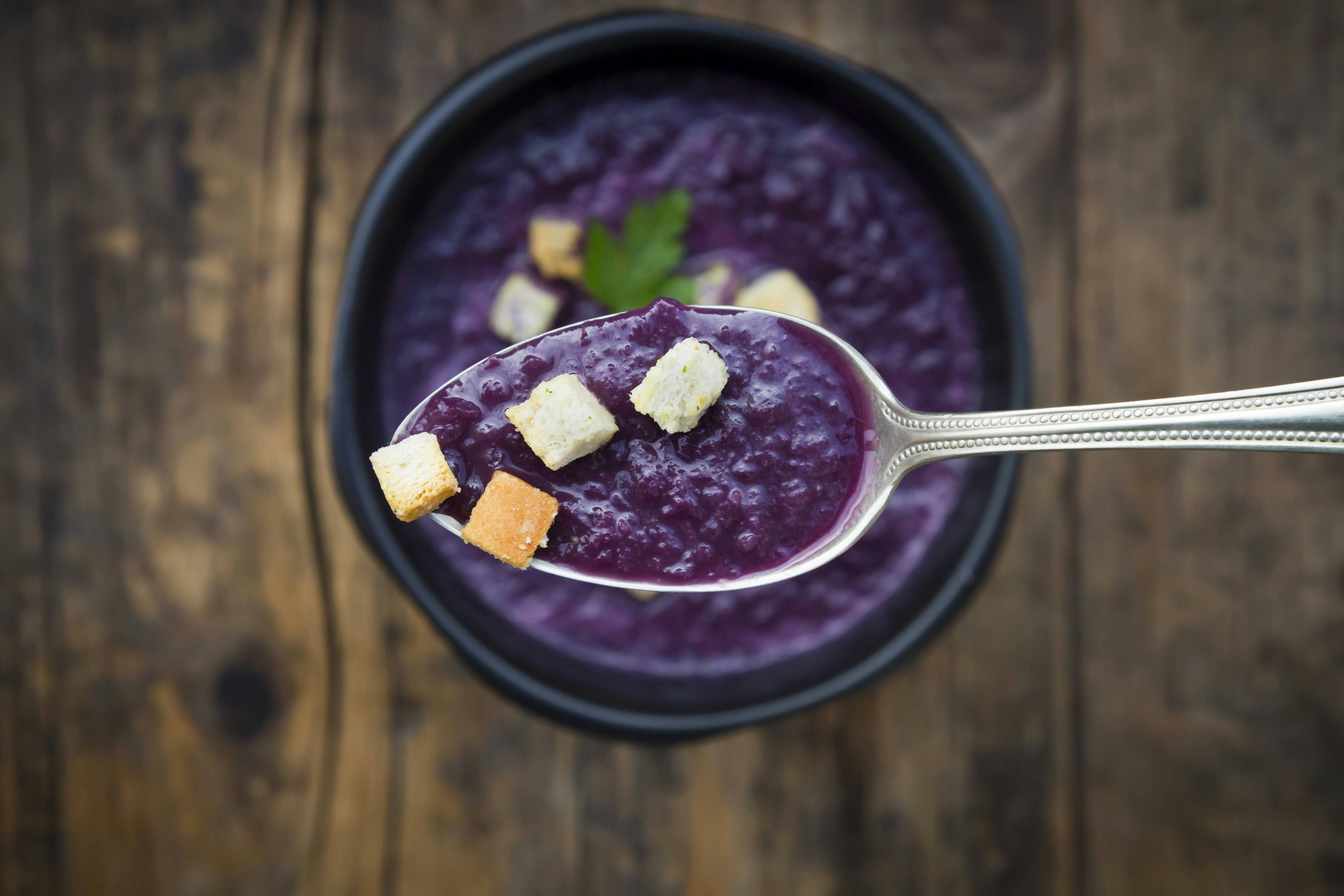 Rotkohlsuppe nach Omas Rezept: So lecker, so leicht gemacht, so günstig!
