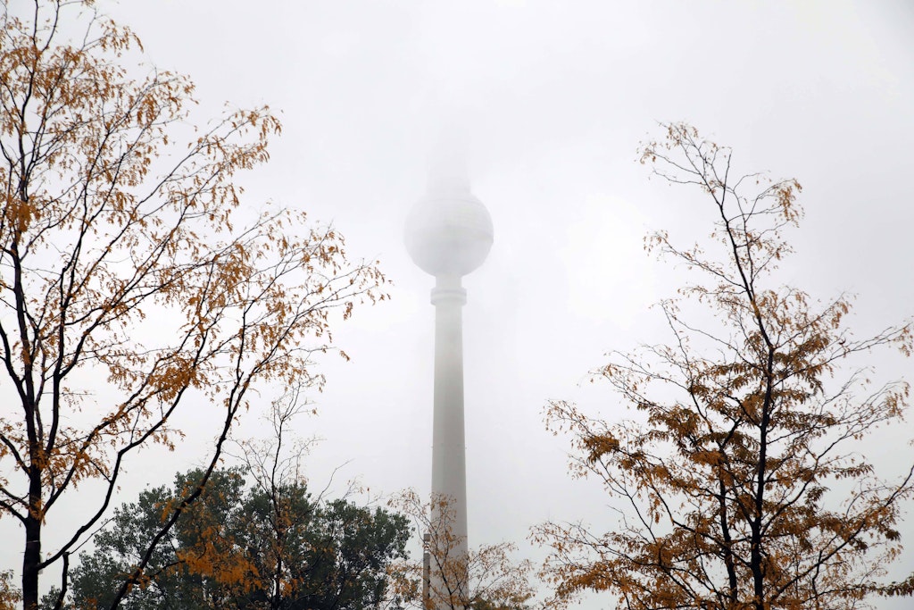 Der Herbst ist da und hüllt den Fernsehturm in dicke Wolken. Laut Wetter-Experten bleibt es kalt und nass.