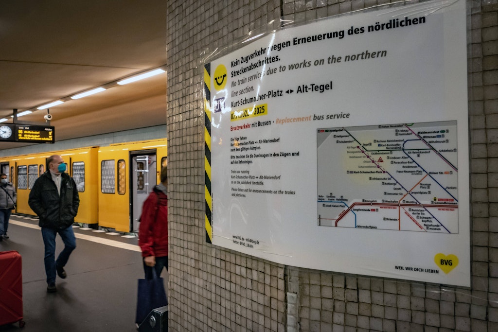 Ein Hinweisschild auf dem Bahnsteig: Drei Jahre dauern die Sanierungsarbeiten auf der U6-Teilstrecke zwischen Alt-Tegel und Kurt-Schumacher-Platz.