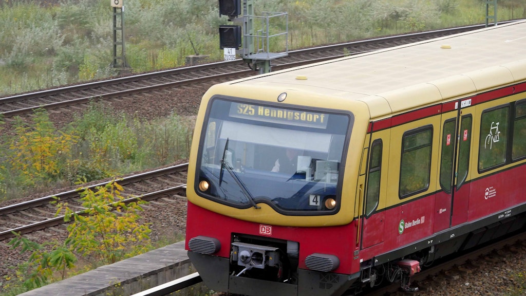 Eine S-Bahn der Linie S25: Die Strecke soll als Umfahrung während der U6-Bauarbeiten dienen. Doch die Züge fahren nur im 20-Minuten-Takt.