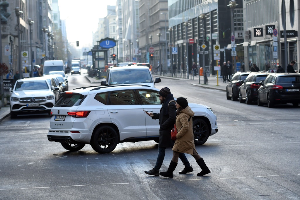 Die Friedrichstraße ist wieder für den Autoverkehr geöffnet. So richtig nutzen die Berliner das aber noch nicht. 