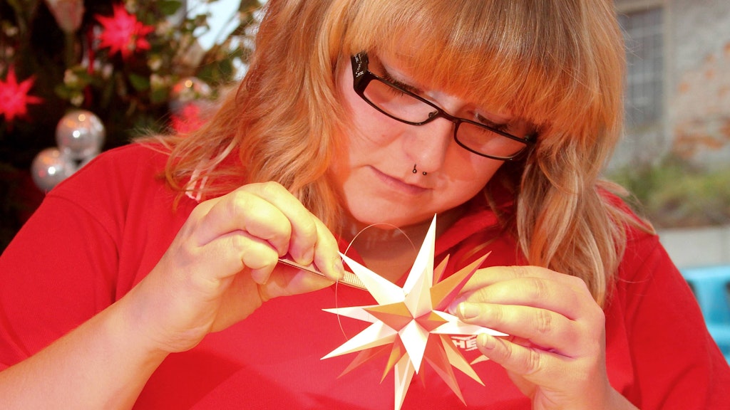 In Kleinarbeit bauen die Mitarbeiter die Sterne zusammen.