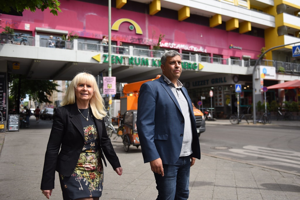 Innensenatorin Iris Spranger (SPD) und SPD-Fraktionschef Raed Saleh im Mai bei einem Ortstermin: Ins NKZ hinter ihnen sollen über der Adalbertstraße Polizisten einziehen.