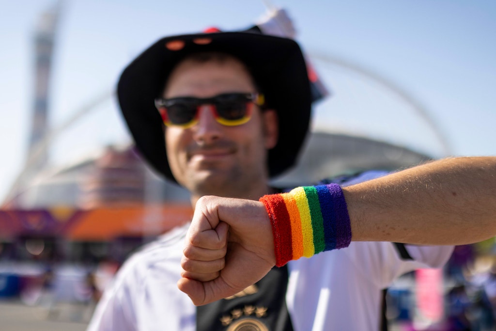 Plötzlich doch kein Problem mehr, zumindest bei den Fans: Katar und die Fifa erlauben ab sofort Regenbogenfarben bei der WM. 