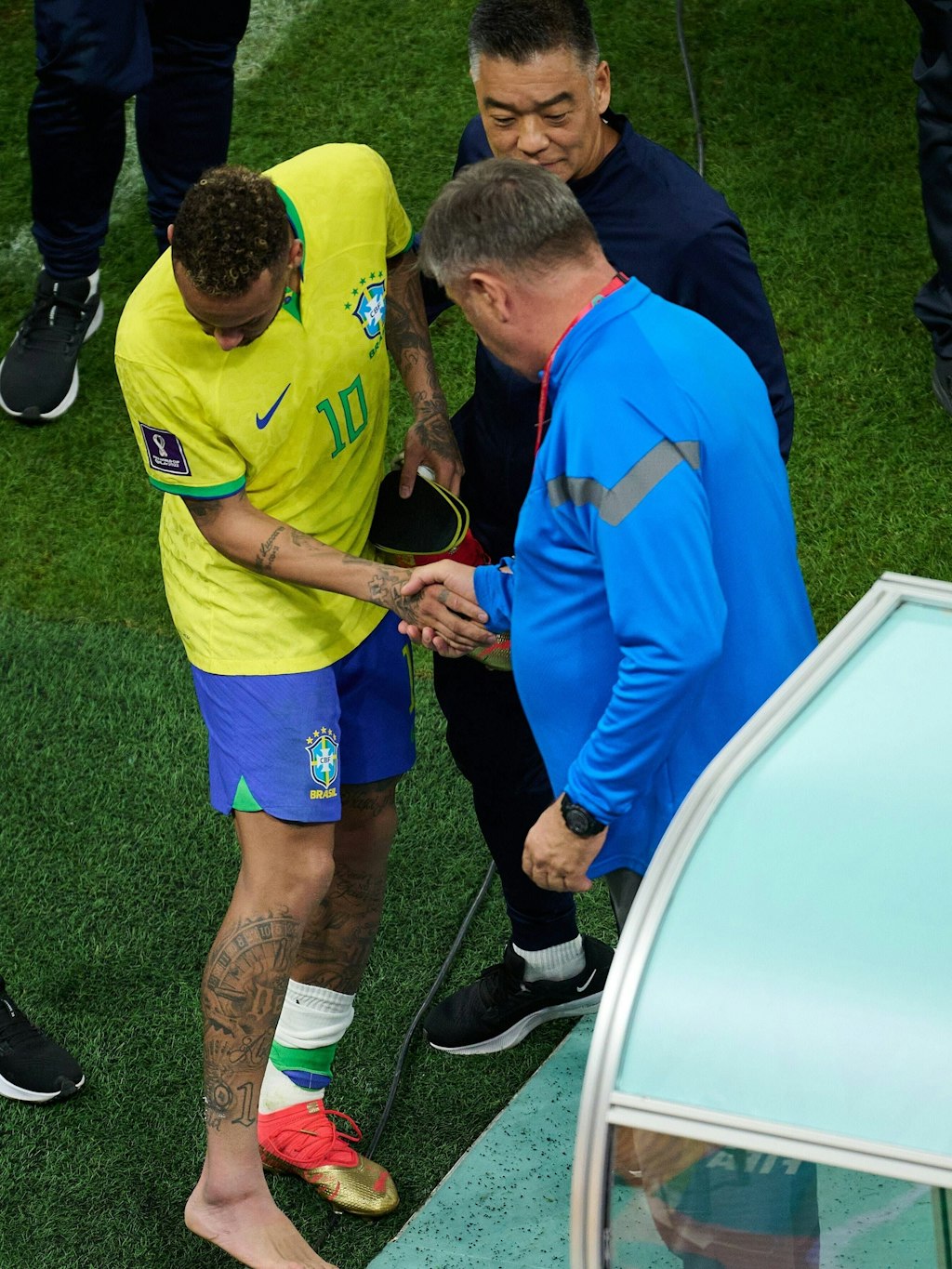 Nach dem 2:0-Sieg Brasiliens gegen Serbien präsentierte Neymar seinen geschwollenen Knöchel.