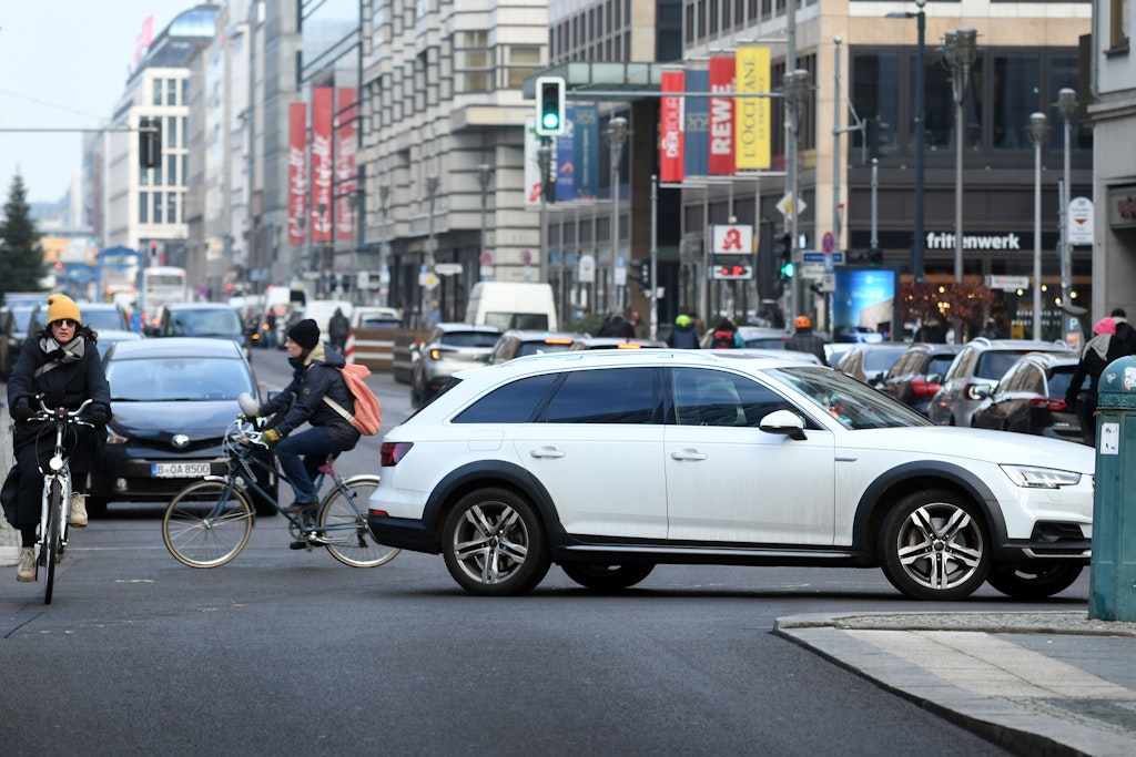 Autos und Fahrräder suchen sich jetzt wieder gemeinsam Wege durch die Friedrichstraße.