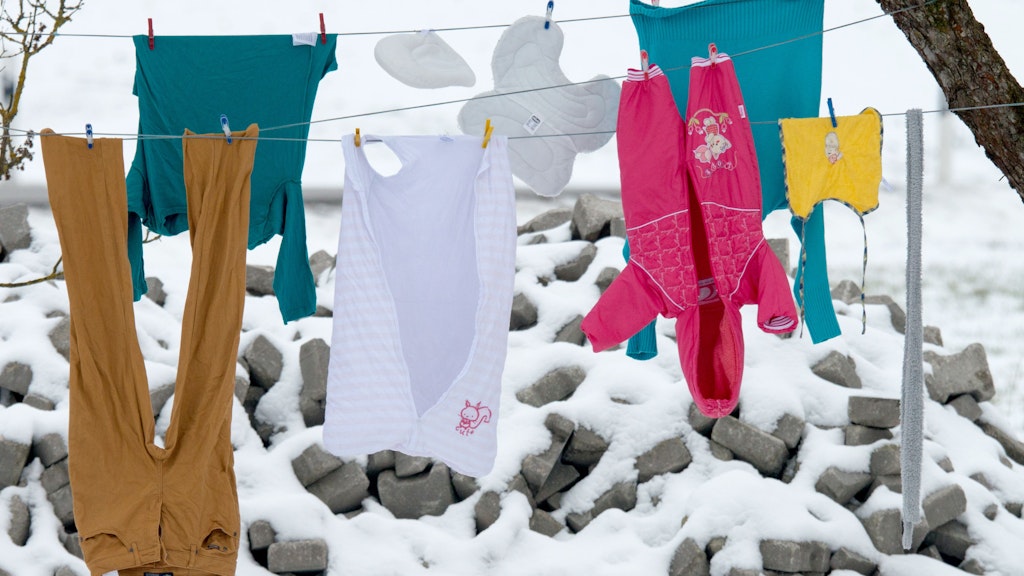 Wäsche trocknet im Freien auch an frostigen Tagen. Das spart sogar richtig viel Geld.