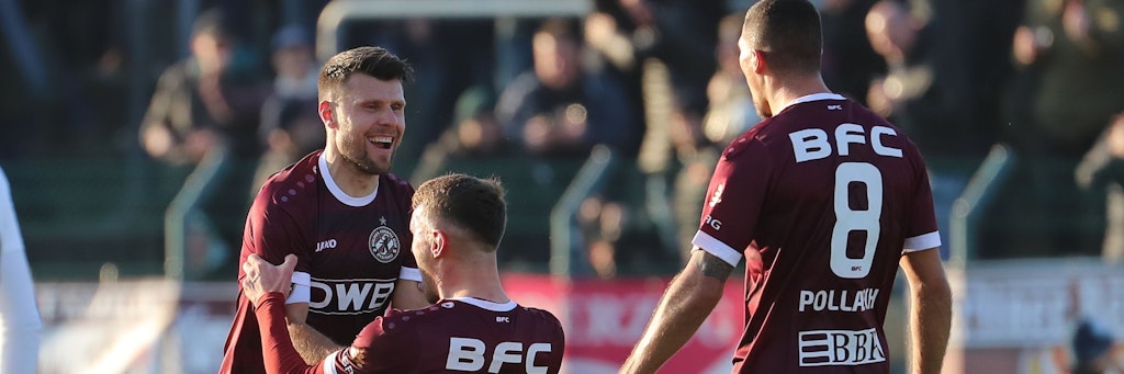 Niklas Brandt, Amar Suljic und Andreas Pollasch bejubeln einen Treffer des BFC Dynamo. 