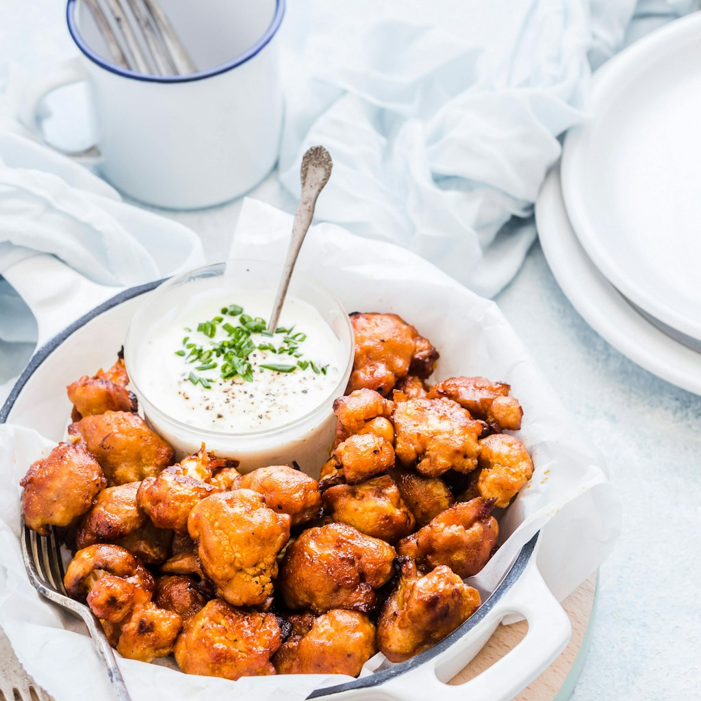 Zu gebackenem Blumenkohl passt ein frische Joghurt-Dip besonders gut.
