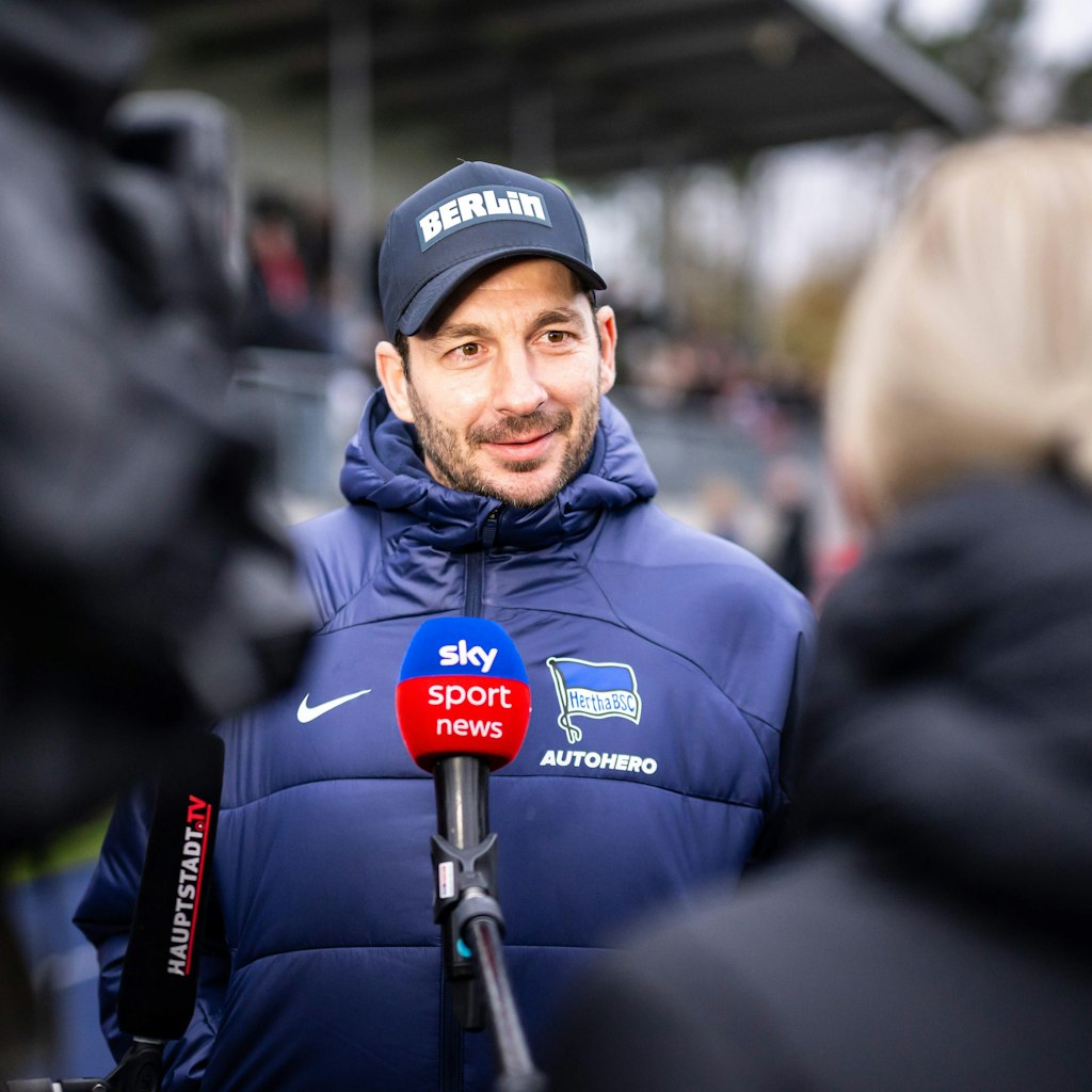 Herthas Trainer Sandro Schwarz im Interview nach dem Testspiel beim Ludwigsfelder FC.