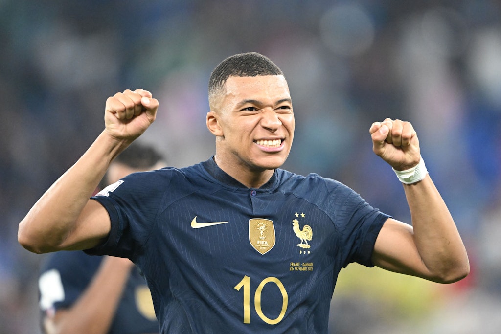 Frankreichs Kylian Mbappe mit zwei Siegerfäusten. Er traf ja auch doppelt gegen Dänemark.
